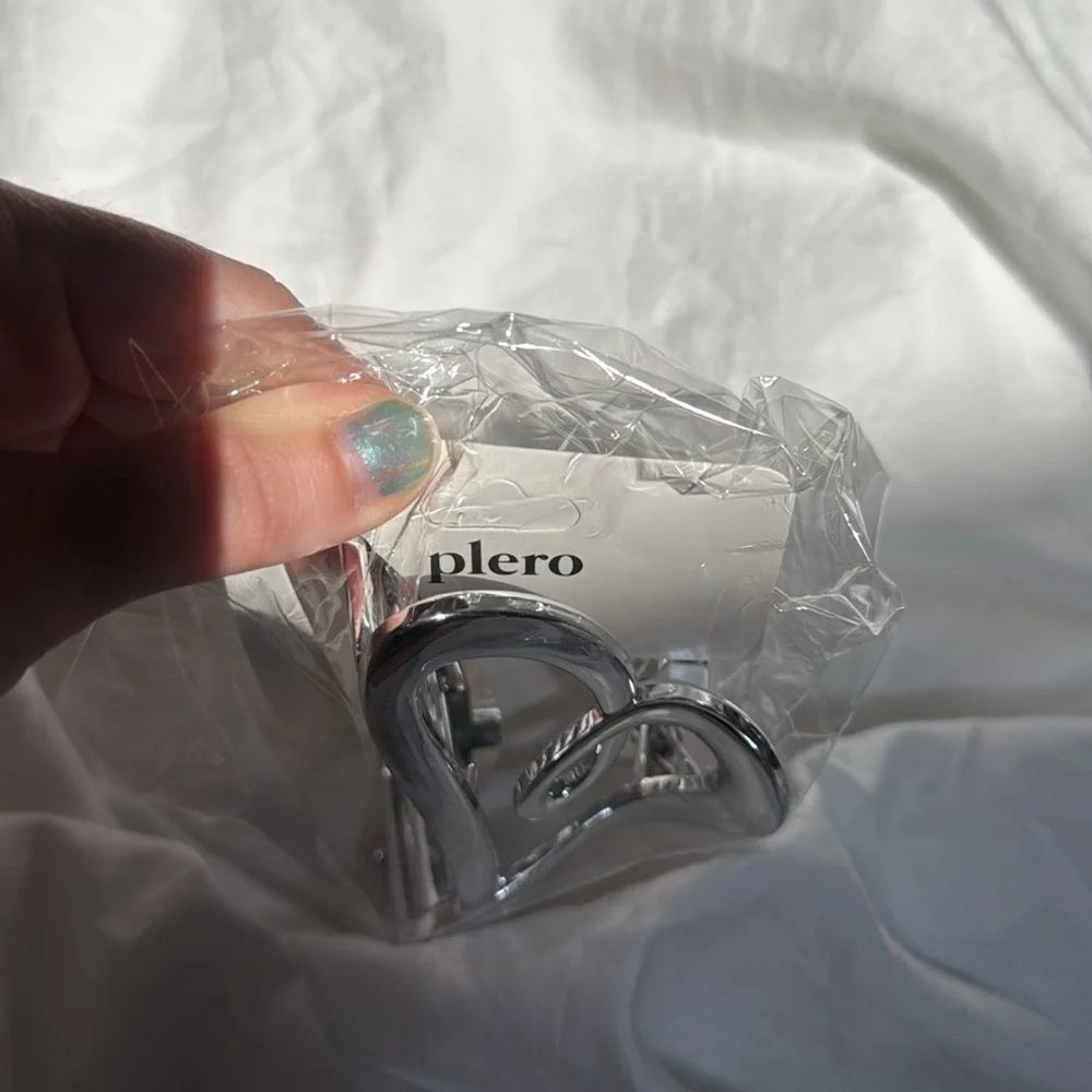 New in Bag, Plero Silver Heart-Shaped Shiny Hair Claw-Clip.